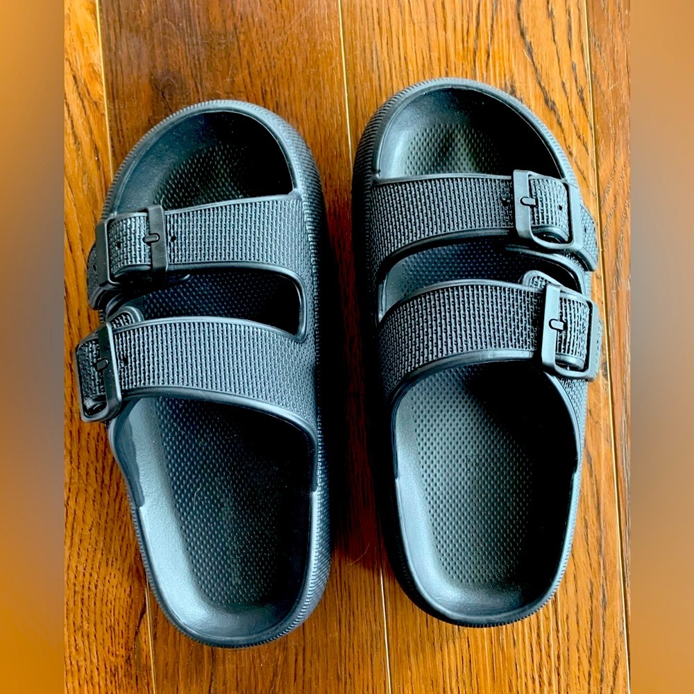 Pillow slides, women’s size 6-7